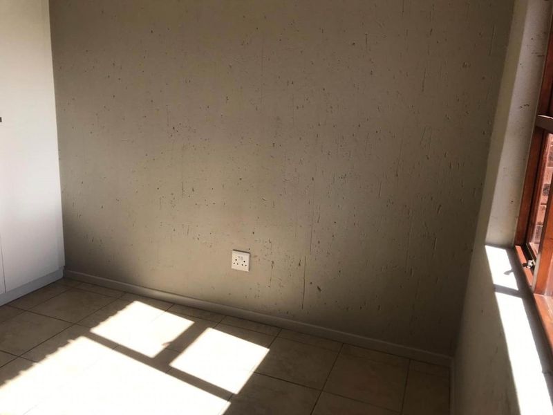 2 bed 1 bath apartment located in modern complex - Photo 6