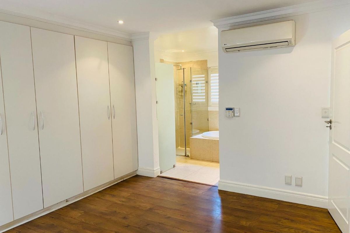 Unique, 2 Bedrooms, 2.5-Bathrooms Duplex Townhouse with a Private Courtyard - Photo 5