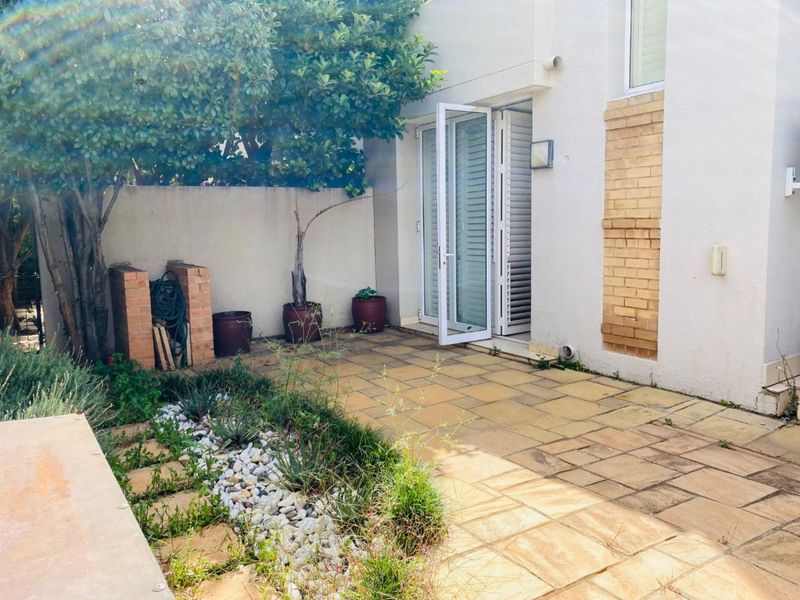 Unique, 2 Bedrooms, 2.5-Bathrooms Duplex Townhouse with a Private Courtyard - Photo 2