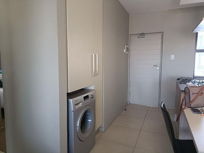 Modern Sophisticated 2 bedroom 2 Bathroom Apartment available at The Hub in Bryanston - Photo 9