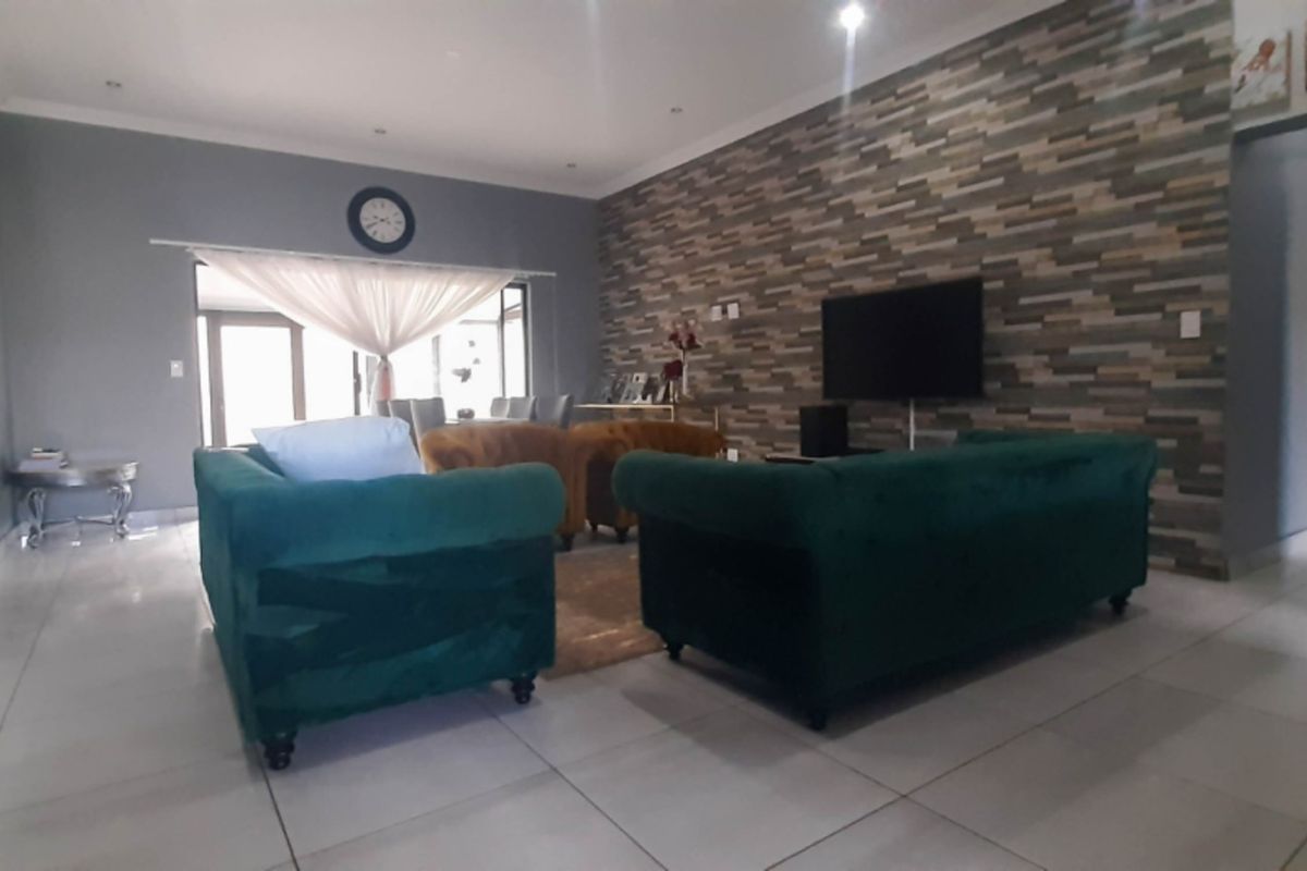 AVAILABLE 01 MAY 2026 - Photo 3