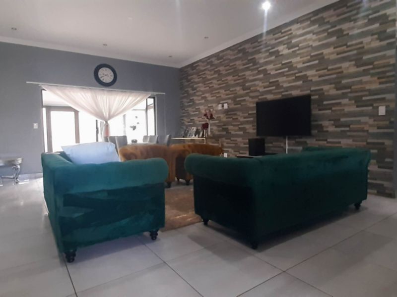 AVAILABLE 01 MAY 2026 - Photo 3