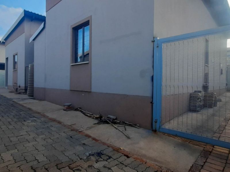 AVAILABLE 01 MAY 2026 - Photo 10