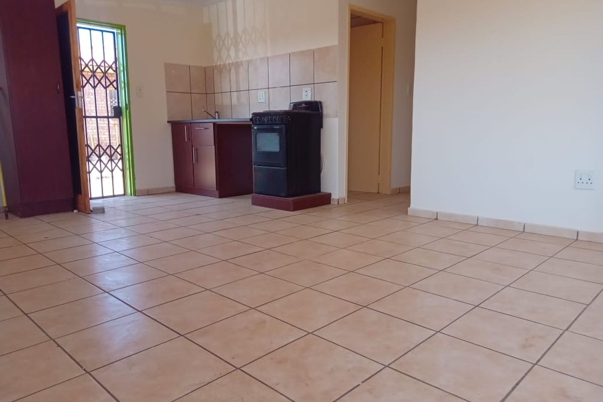 AVAILABLE IMMEDIATELY - Photo 3