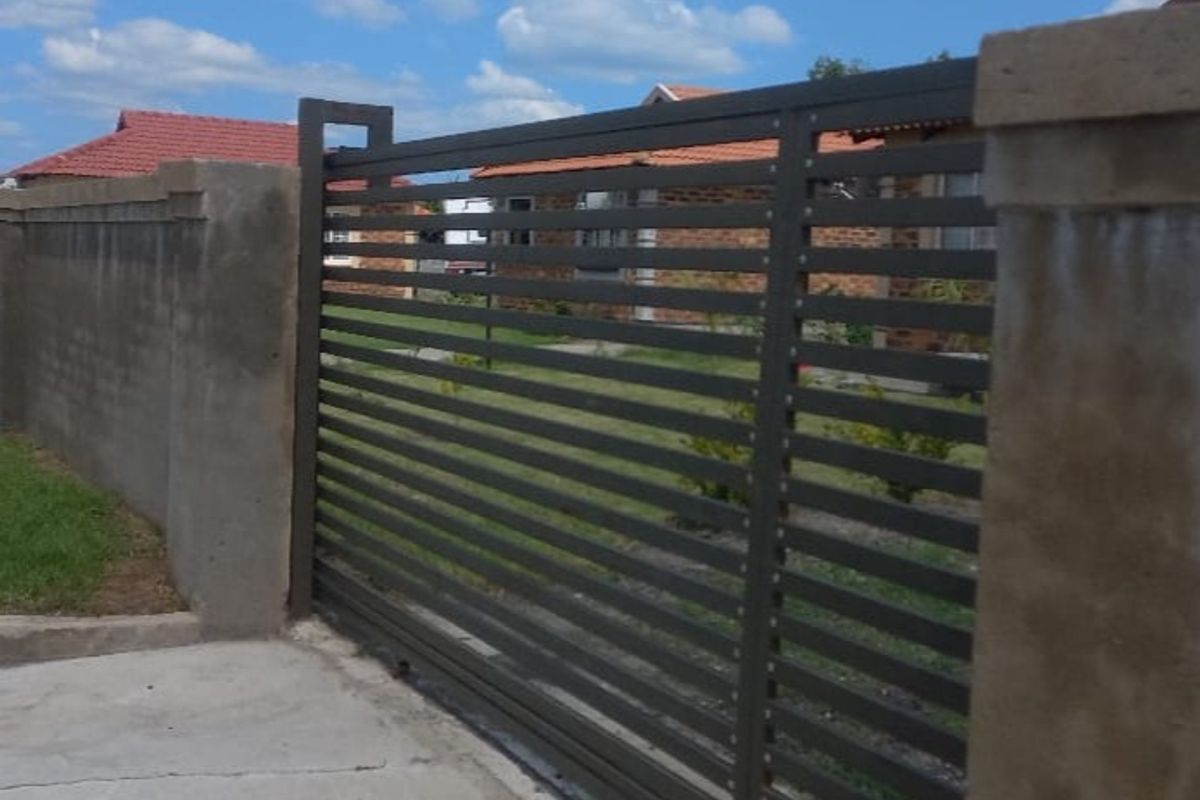 House Pending Sale In Rustenburg - Photo 2