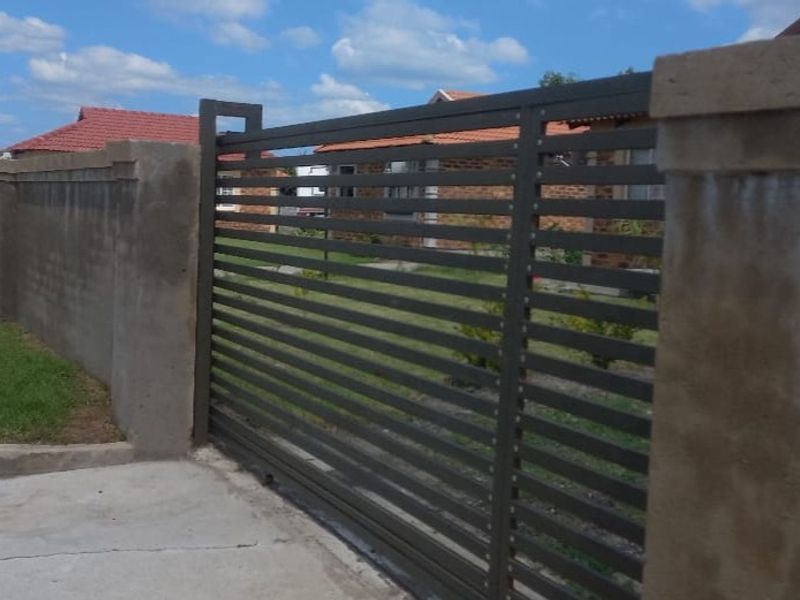 House Pending Sale In Rustenburg - Photo 2