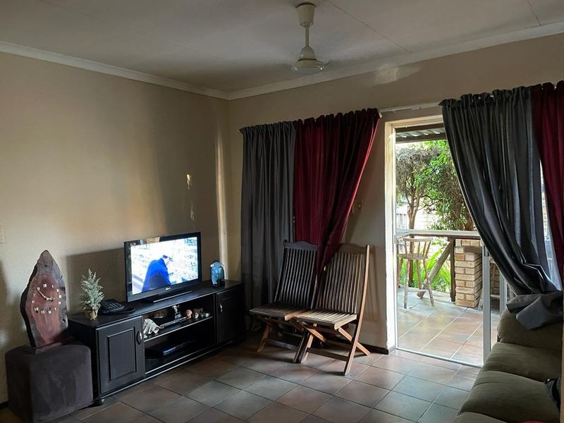 Townhouse For Sale In Rustenburg - Photo 9