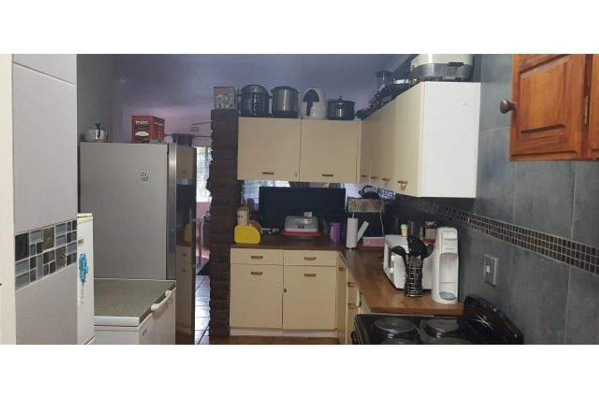 This lovely 2-bedroom townhouse is situated in Magalies Hof complex. - Photo 4