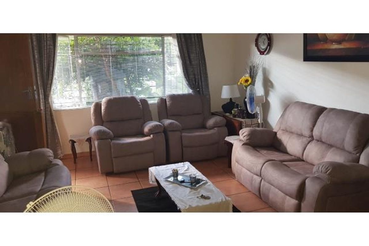 This lovely 2-bedroom townhouse is situated in Magalies Hof complex. - Photo 2