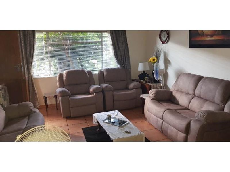 This lovely 2-bedroom townhouse is situated in Magalies Hof complex. - Photo 2