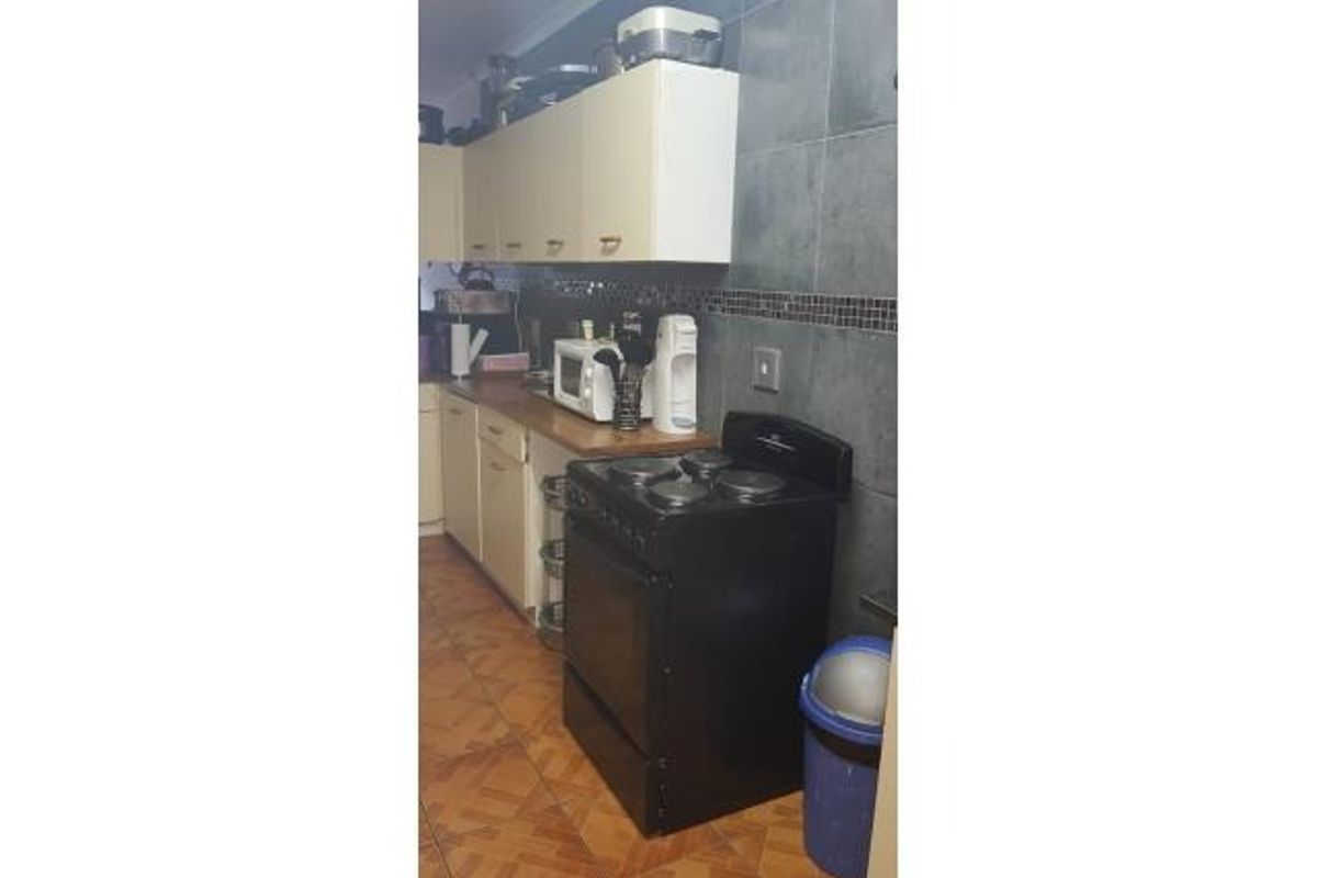 This lovely 2-bedroom townhouse is situated in Magalies Hof complex. - Photo 5