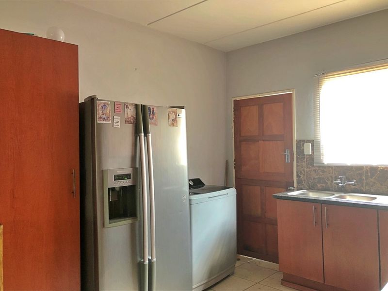 Apartment For Sale In Rustenburg - Photo 8
