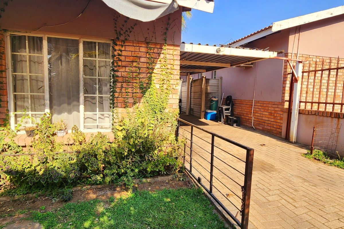 Townhouse For Sale In Rustenburg - Photo 2