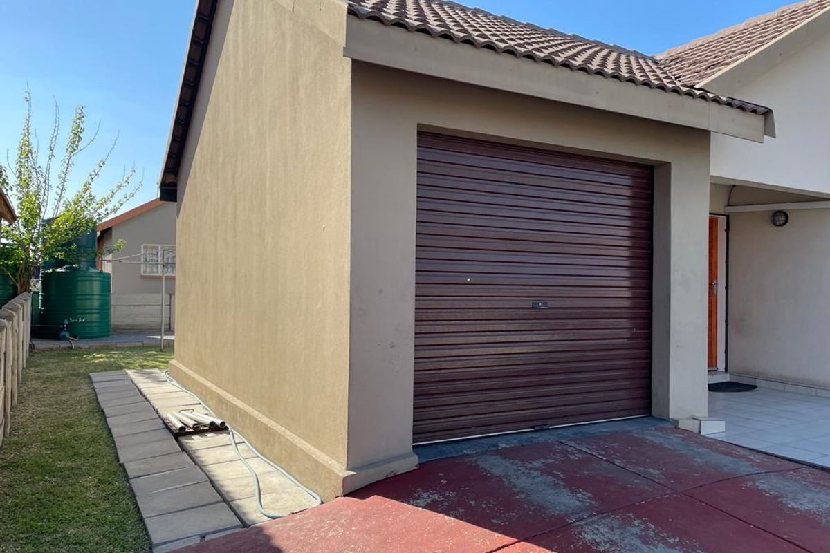 House Pending Sale In Rustenburg - Photo 2