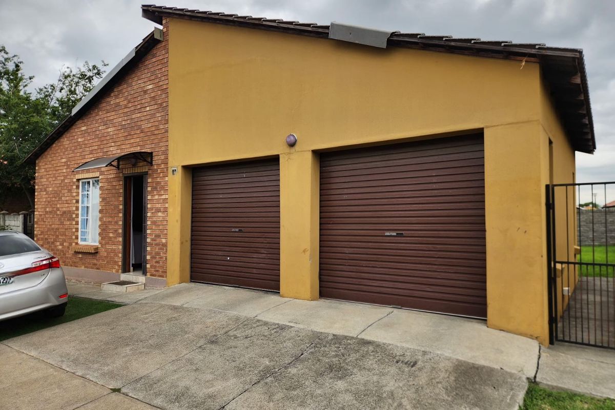 A Canvas for Your Style! Spacious 3-Bedroom Family Home in Secure Estate - Photo 2