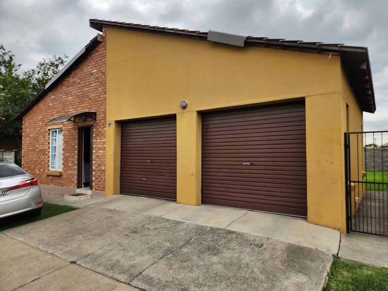 A Canvas for Your Style! Spacious 3-Bedroom Family Home in Secure Estate - Photo 2