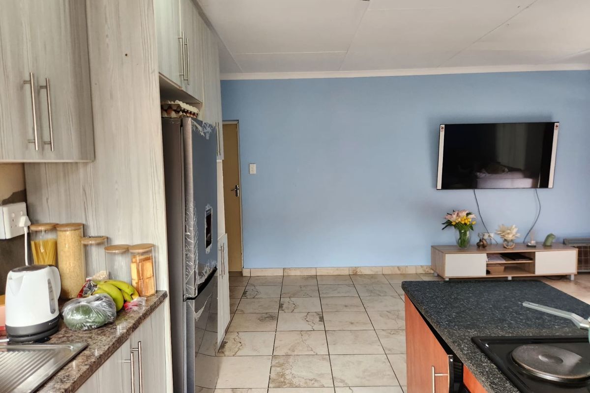 A Canvas for Your Style! Spacious 3-Bedroom Family Home in Secure Estate - Photo 3