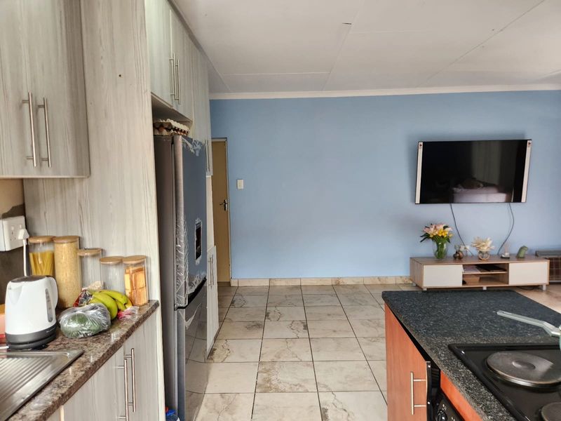 A Canvas for Your Style! Spacious 3-Bedroom Family Home in Secure Estate - Photo 3