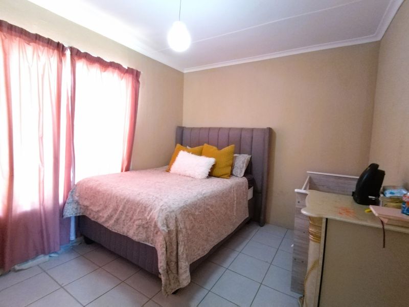 Townhouse For Sale In Rustenburg - Photo 8