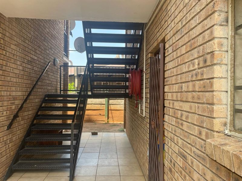 Apartment For Sale In Rustenburg - Photo 4