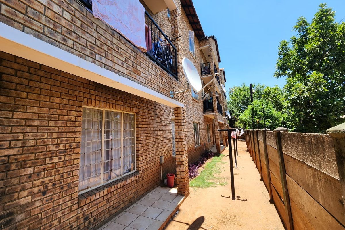 Apartment For Sale In Rustenburg - Photo 2