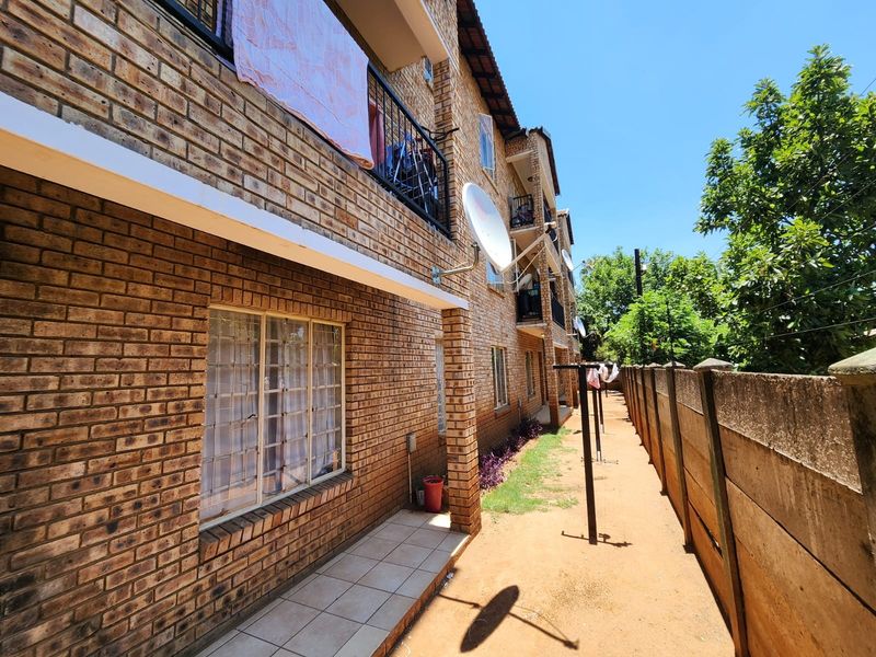 Apartment For Sale In Rustenburg - Photo 2