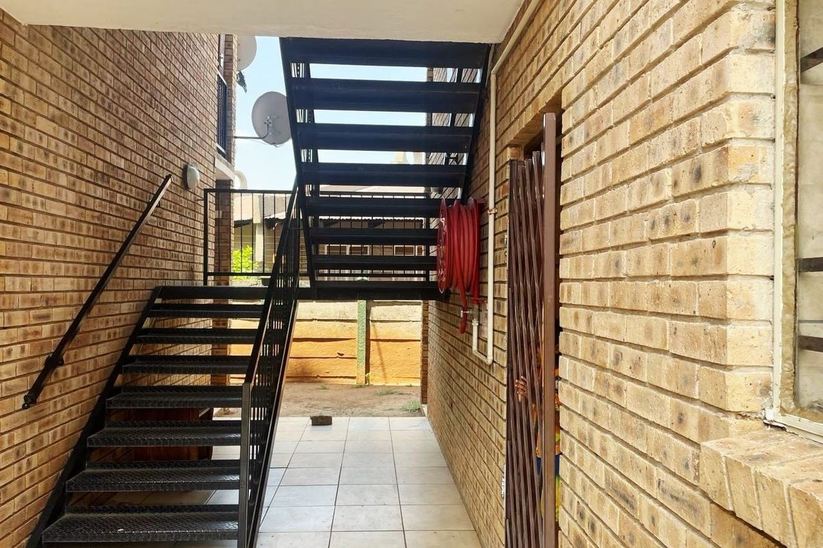 Apartment For Sale In Rustenburg - Photo 2
