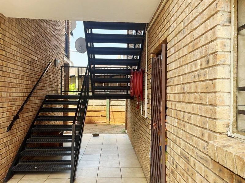 Apartment For Sale In Rustenburg - Photo 2