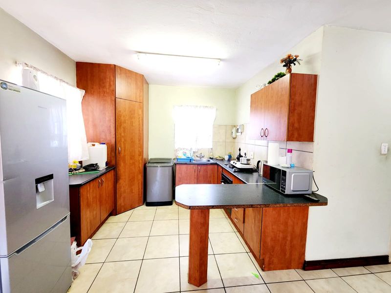 Apartment For Sale In Rustenburg - Photo 3