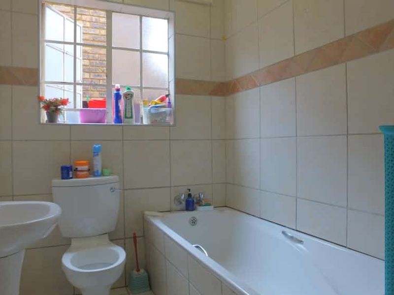 Apartment For Sale In Rustenburg - Photo 7