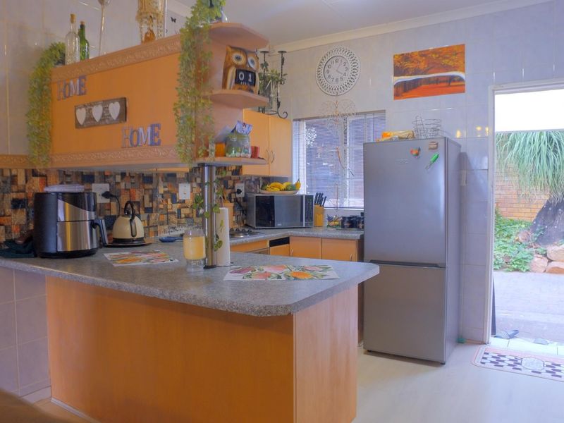 Townhouse For Sale In Rustenburg - Photo 8