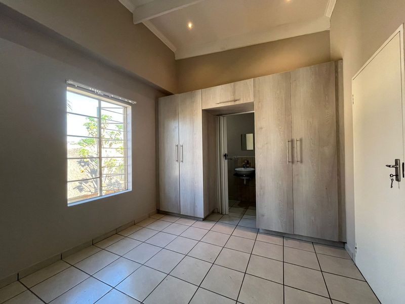 Stunning 2 bedroom residence in prestige Waterbuck Ridge Estate! - Photo 10