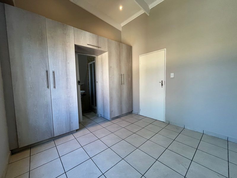 Stunning 2 bedroom residence in prestige Waterbuck Ridge Estate! - Photo 4