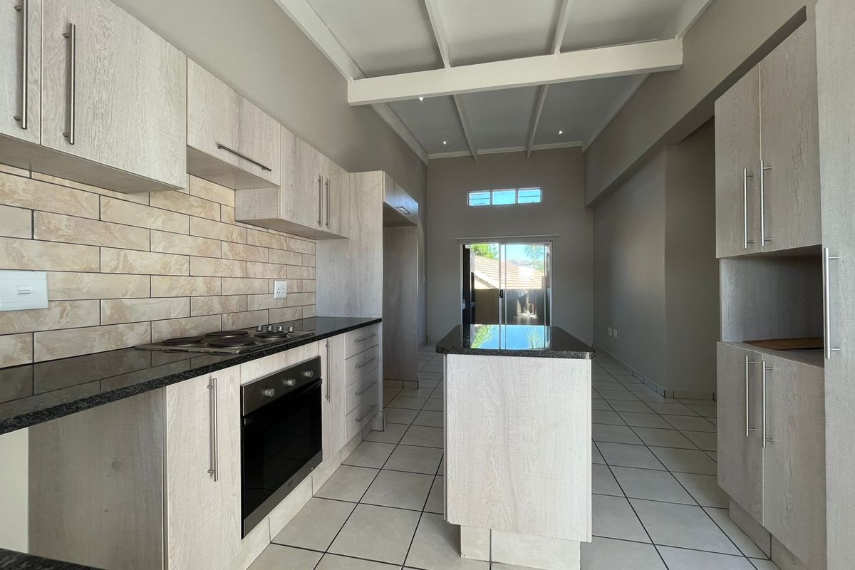 Stunning 2 bedroom residence in prestige Waterbuck Ridge Estate! - Photo 2
