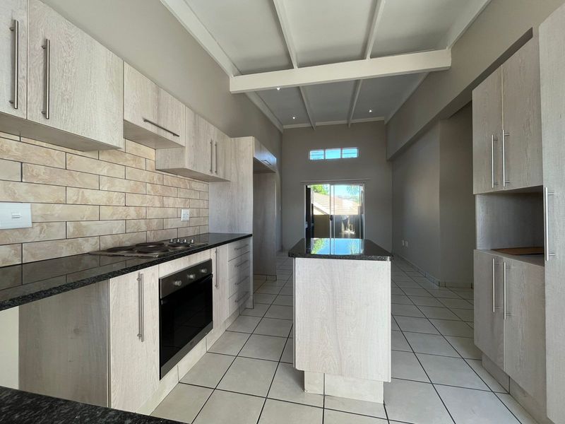 Stunning 2 bedroom residence in prestige Waterbuck Ridge Estate! - Photo 2