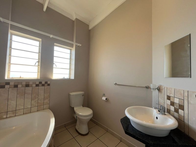 Stunning 2 bedroom residence in prestige Waterbuck Ridge Estate! - Photo 3