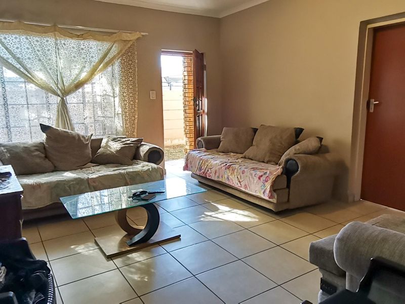 Apartment For Sale In Rustenburg - Photo 5