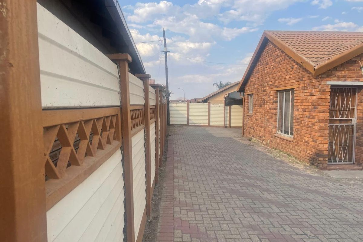 House Pending Sale In Rustenburg - Photo 2