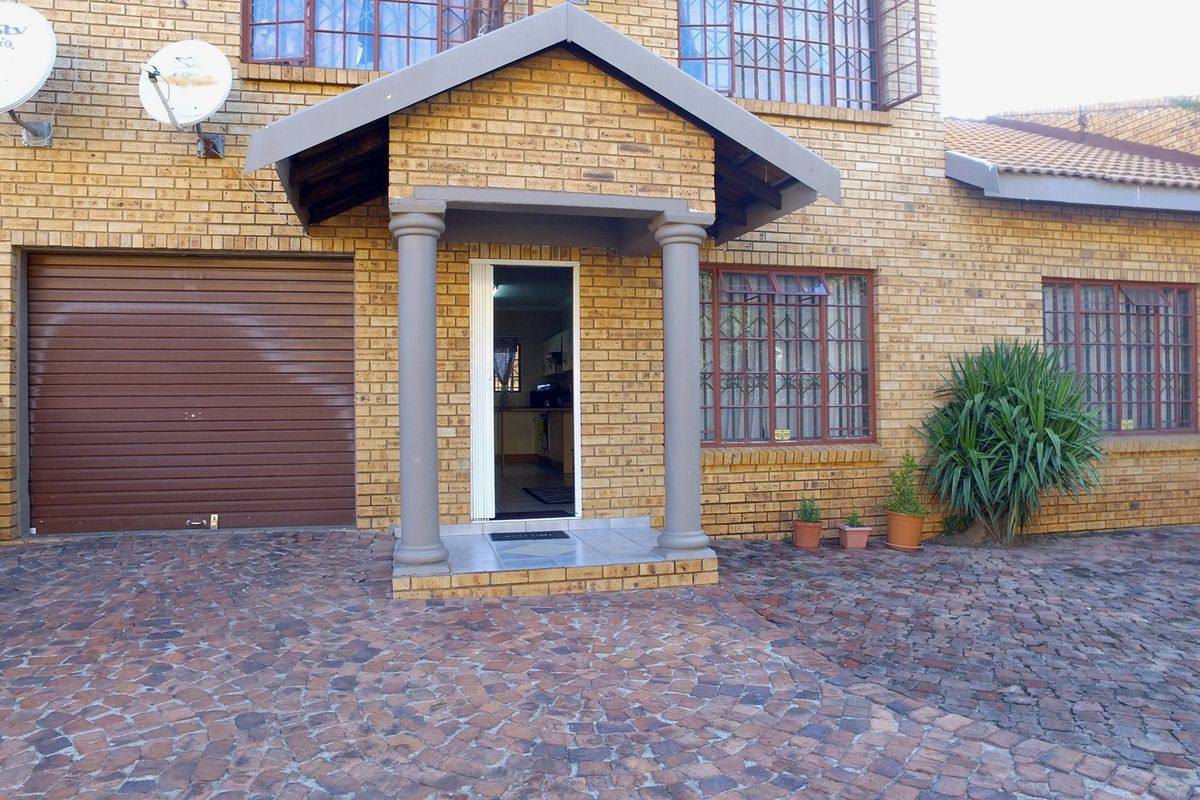 Apartment For Sale In Rustenburg - Photo 2
