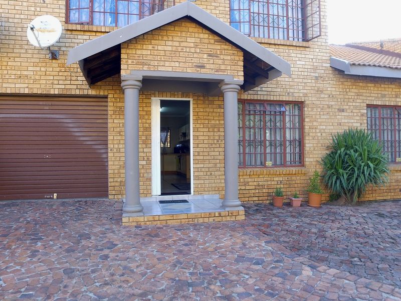 Apartment For Sale In Rustenburg - Photo 2