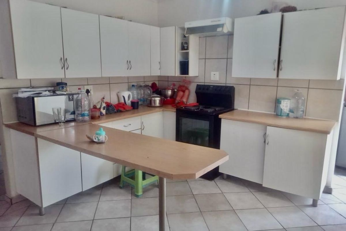 EXCLUSIVE TO CENTURY 21 RUSTENBURG - Photo 4