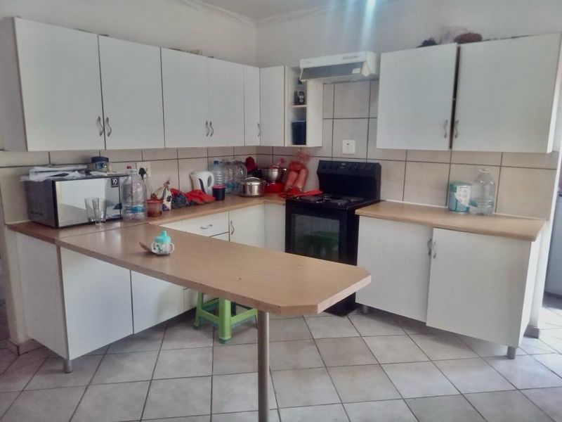 EXCLUSIVE TO CENTURY 21 RUSTENBURG - Photo 4