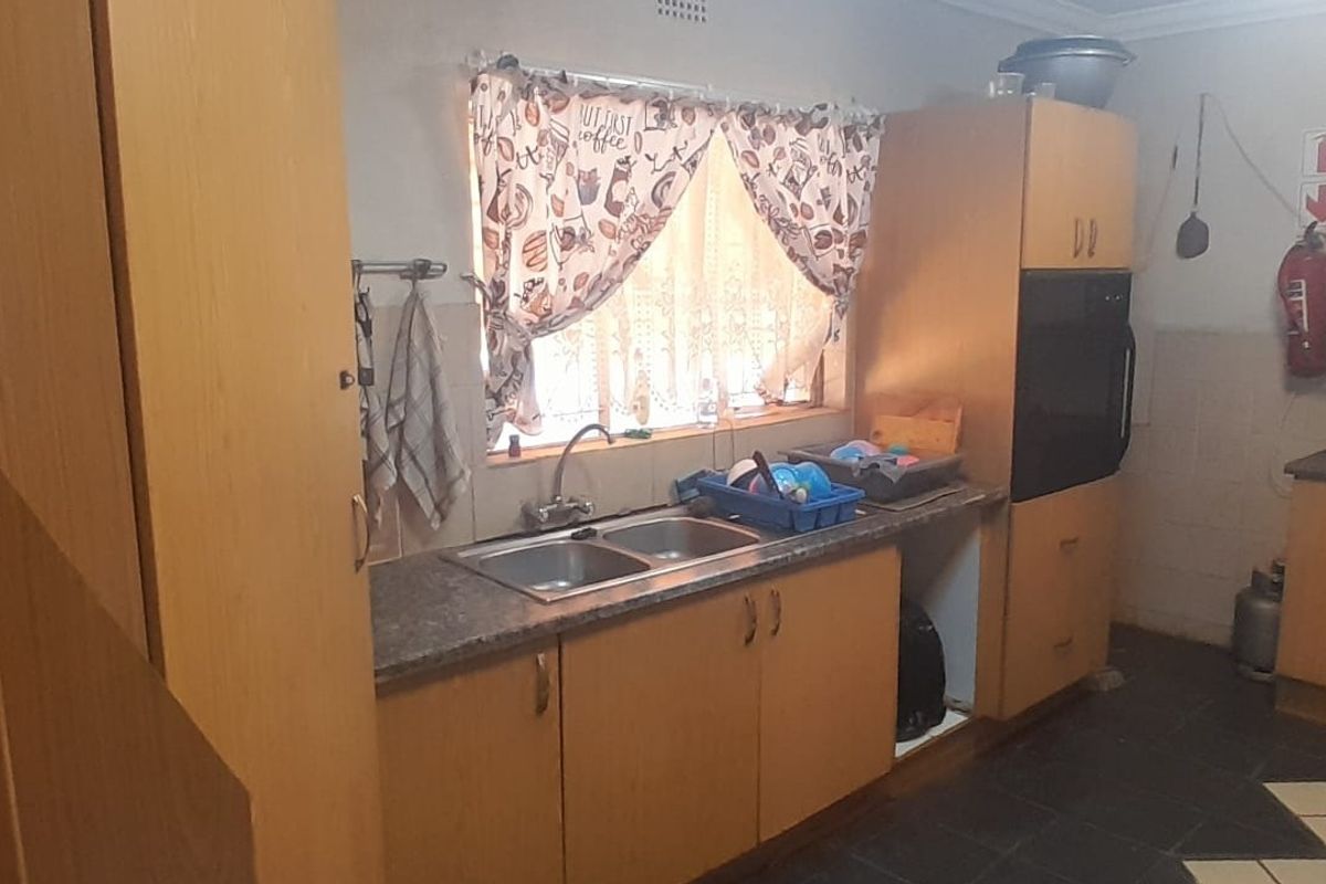 A lovely home in the East End area of Rustenburg. - Photo 3