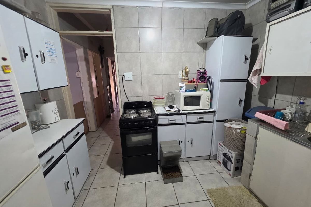 High-Yield Dual-Living Investment | 4-Bed House with Swimming Pool - Photo 2