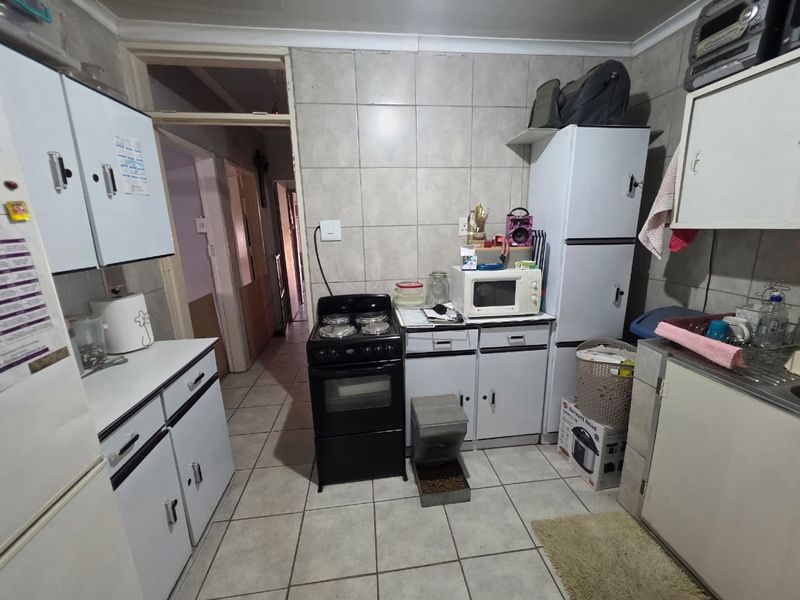 High-Yield Dual-Living Investment | 4-Bed House with Swimming Pool - Photo 2
