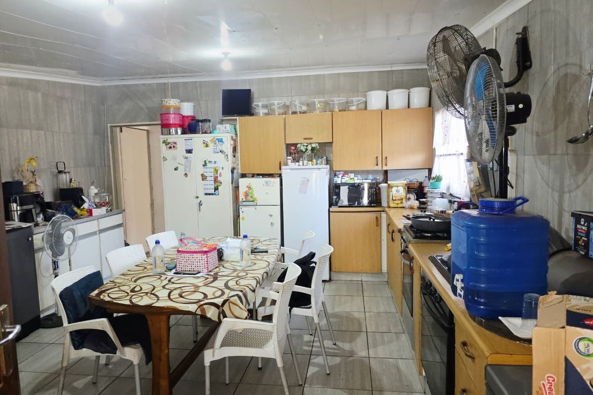 High-Yield Dual-Living Investment | 4-Bed House with Swimming Pool - Photo 4