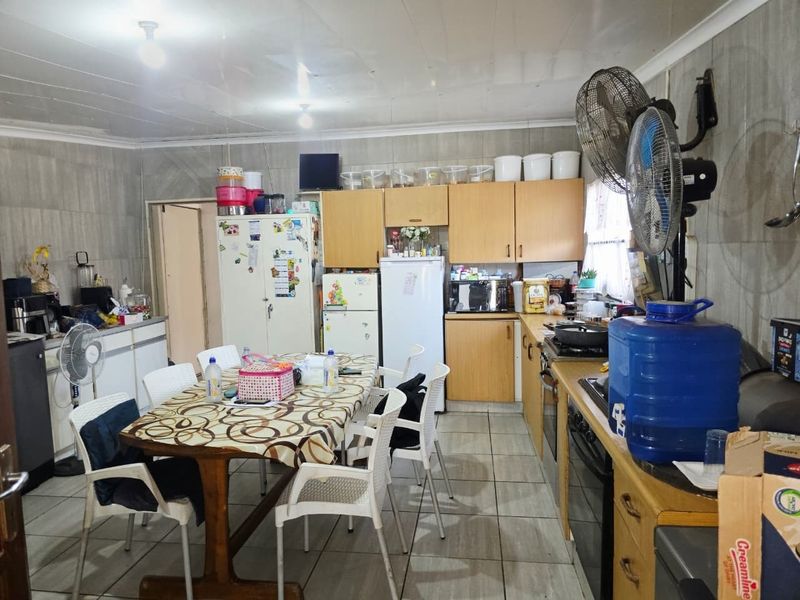 High-Yield Dual-Living Investment | 4-Bed House with Swimming Pool - Photo 4