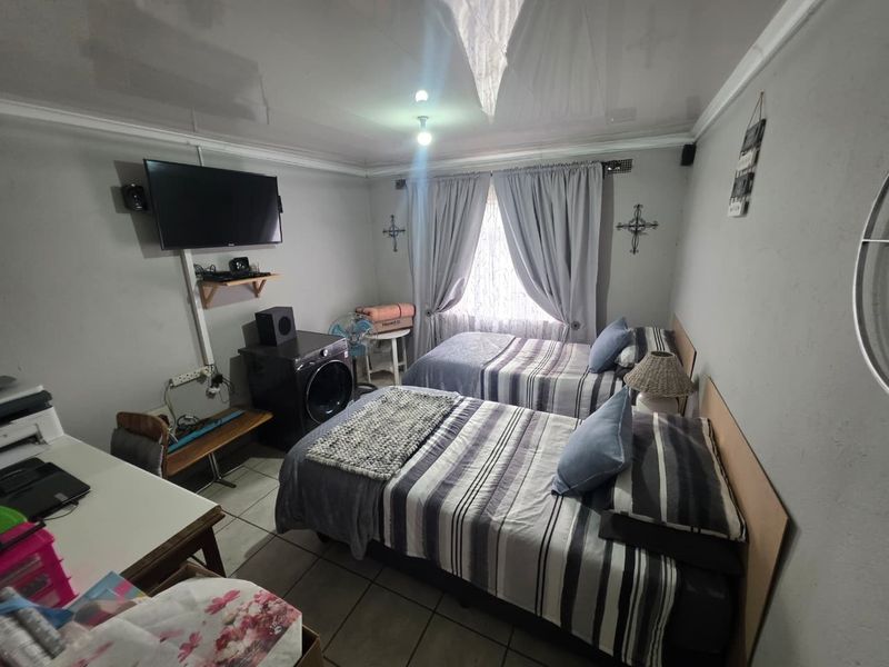 High-Yield Dual-Living Investment | 4-Bed House with Swimming Pool - Photo 10