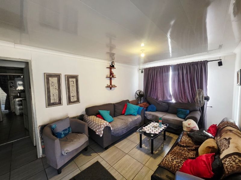High-Yield Dual-Living Investment | 4-Bed House with Swimming Pool - Photo 6