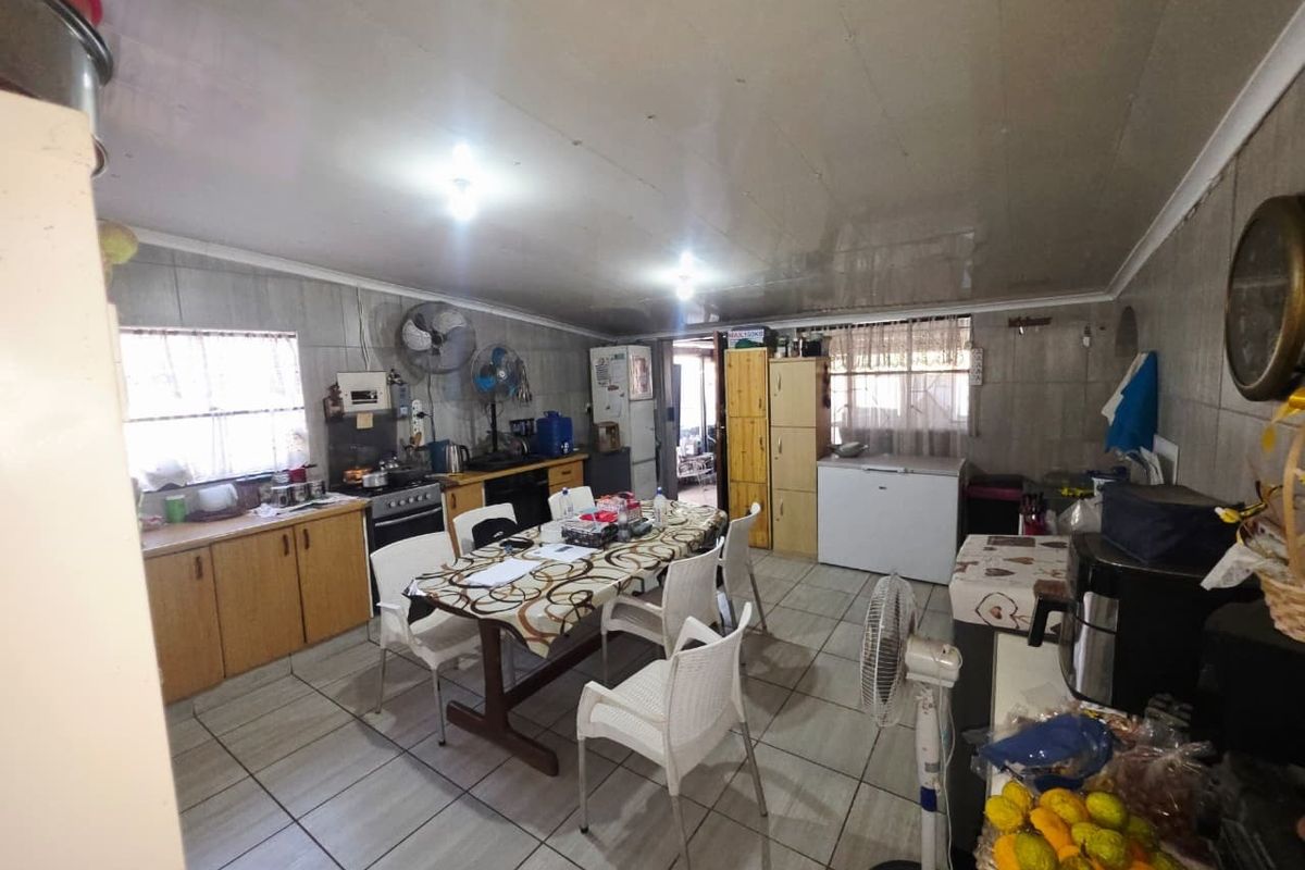High-Yield Dual-Living Investment | 4-Bed House with Swimming Pool - Photo 5